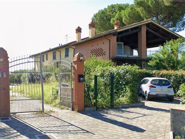 Appartamento con ampio loggiato a Prato